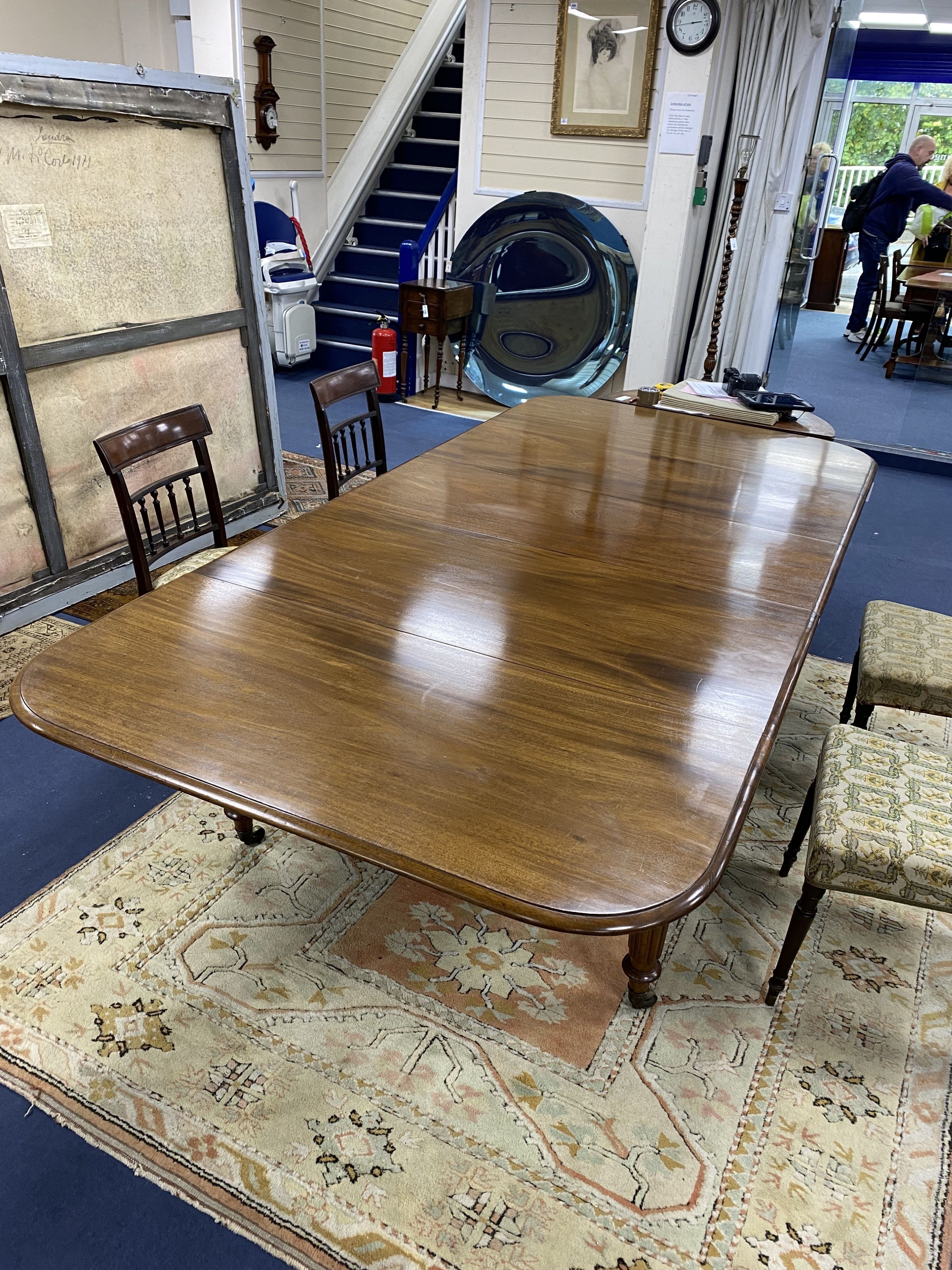 A Victorian mahogany extending dining table, 274cm extended, three spare leaves, width 130cm, height 73cm